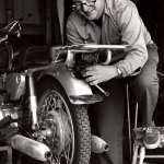 pirsig-working-on-motorcycle-1975_custom-b0616a8e3b341be4d8444b0a84c0ff8056dc90c9-s400-c85